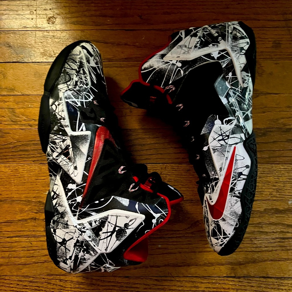 Mens basketball shoes